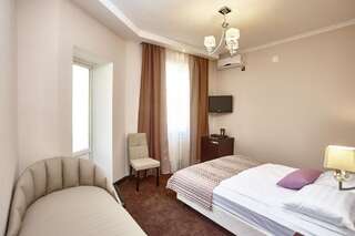 Гостиница Black Sea Guest House Адлер Улучшенный трехместный номер Делюкс-1